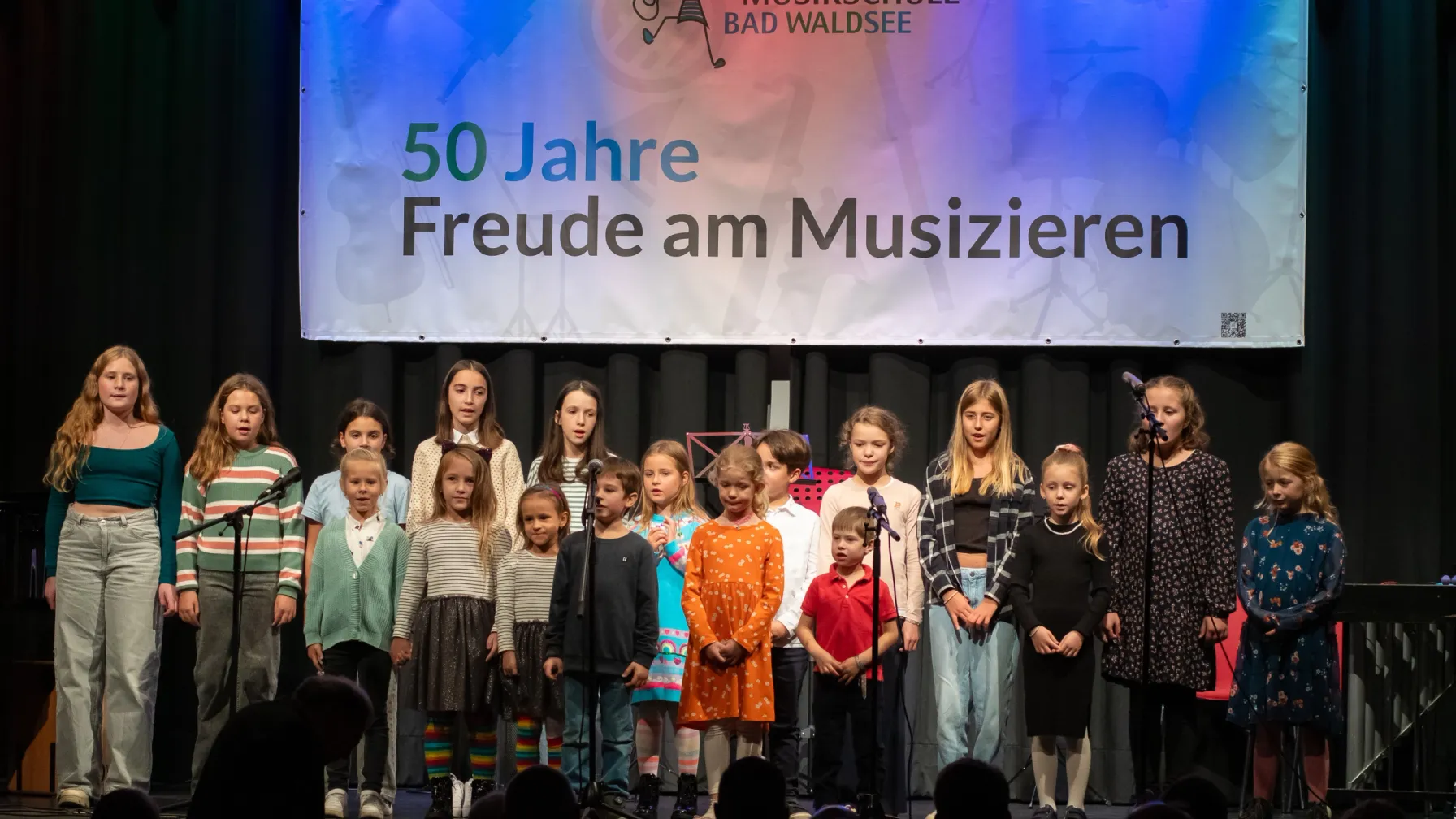 Ein Kinderchor der JMS beim 50-Jahre Jubiläum (Foto: Dietmar Hermanutz)