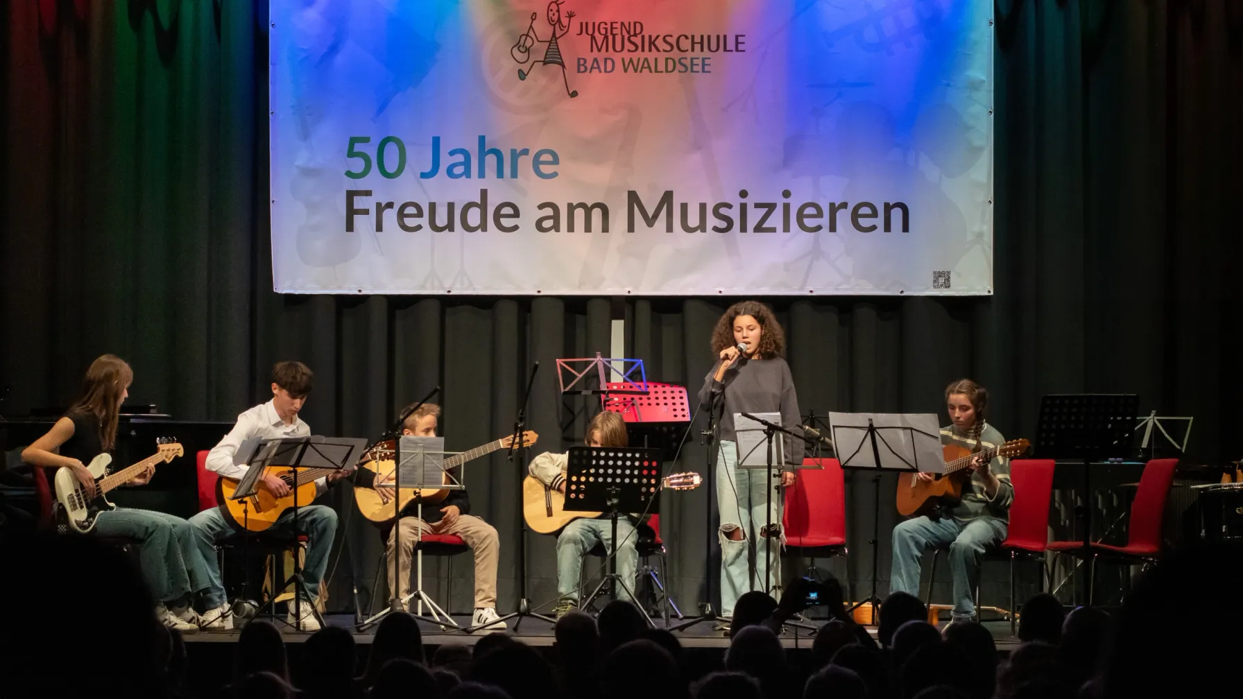 Schülerinnen und Schüler der Gitarrenklasse von Jens Richter (Foto: Dietmar Hermanutz)