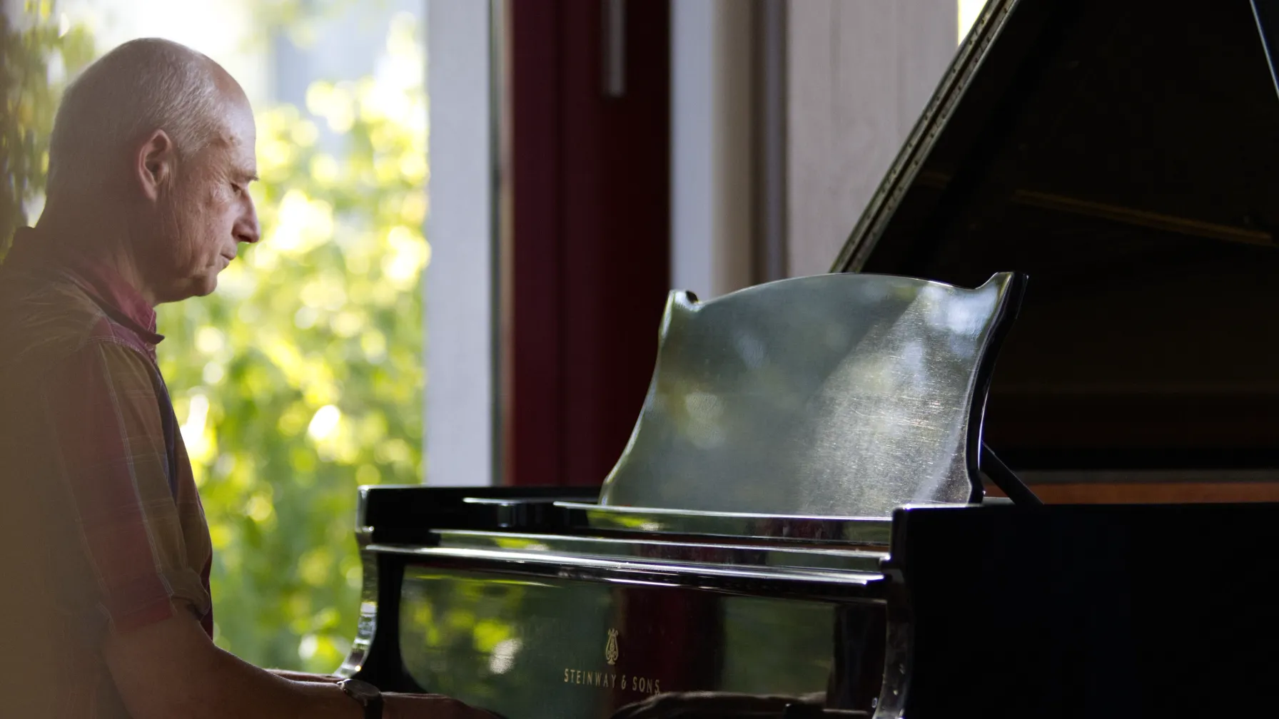 Musikschullehrer Hubertus Conrady am Flügel im Großen Musiksaal (Foto: Zoe Seraphina Pfob)