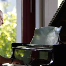 Musikschullehrer Hubertus Conrady am Flügel im Großen Musiksaal (Foto: Zoe Seraphina Pfob)